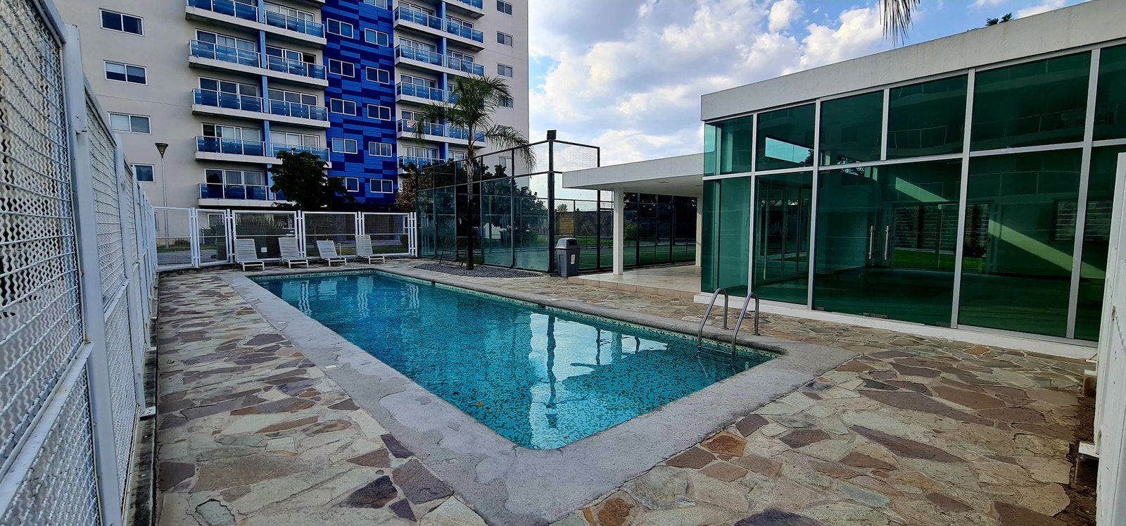 Aquí tienes una opción breve y directa: **"Casa en venta en León, Guanajuato."** *(Puedes adaptar "Casa" por "Departamento", "Terreno" o "Propiedad" y "venta" por "renta" si la imagen y el objetivo son diferentes.)*