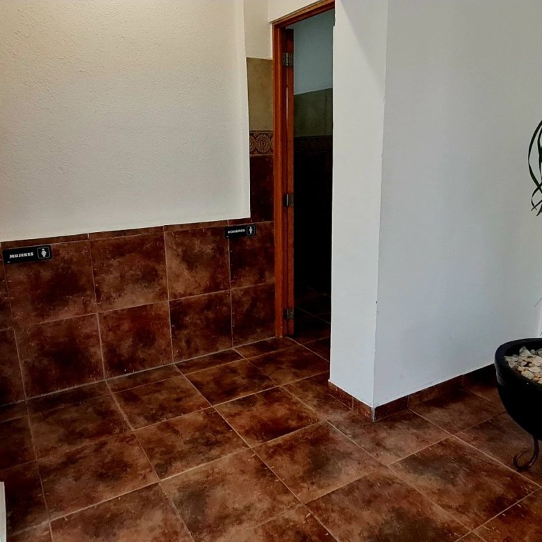 Aquí tienes algunas opciones, elige la que mejor describa la imagen específica: 1. **Si es una casa:** "Casa en venta en León, Guanajuato." 2. **Si es un departamento:** "Departamento en renta en León, Guanajuato." 3. **Más general:** "Propiedad inmobiliaria en venta en León, Guanajuato." 4. **Si se puede añadir un detalle clave:** "Casa moderna en venta en León, Guanajuato." **Recomendación principal (breve y directo):** "**Casa en venta en León, Guanajuato.**"