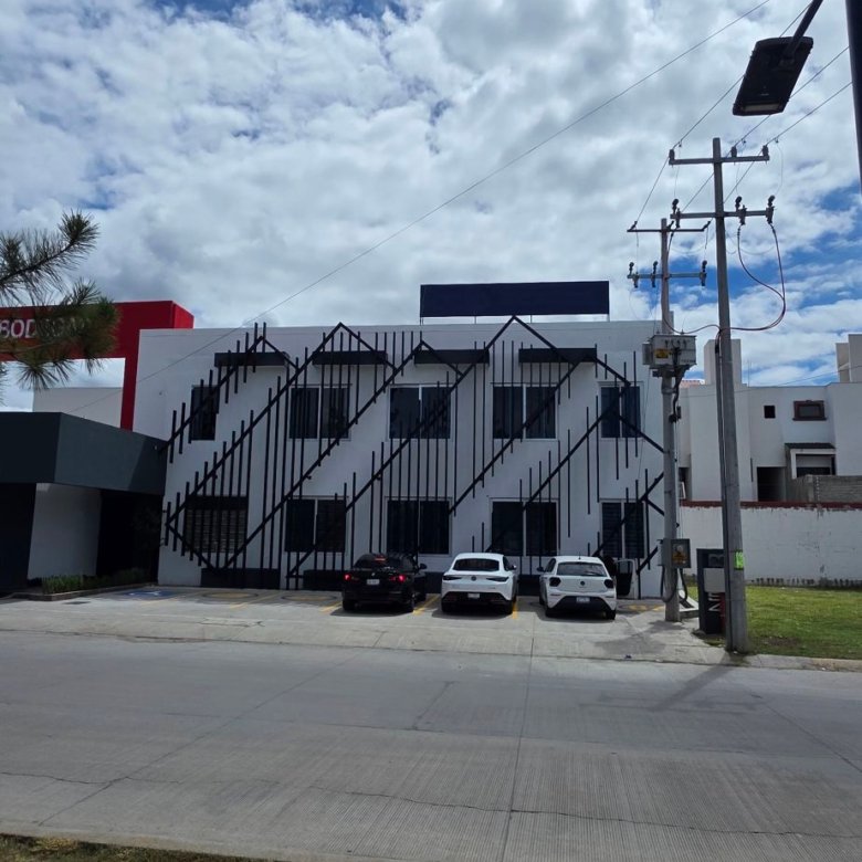 Aquí tienes algunas opciones breves y directas: * **Propiedad en venta León, Guanajuato. Inmobiliaria local.** * **Casa en venta León Gto. Bienes raíces local.** * **Inmueble en venta León, Guanajuato. Tu inmobiliaria.**