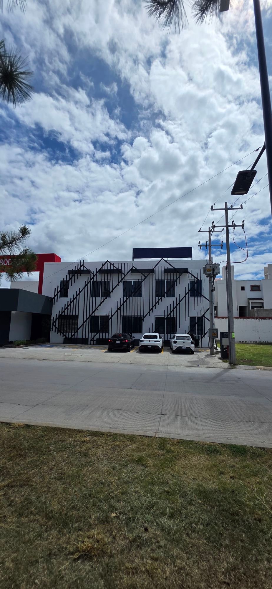 Aquí tienes algunas opciones breves y directas: * **Propiedad en venta León, Guanajuato. Inmobiliaria local.** * **Casa en venta León Gto. Bienes raíces local.** * **Inmueble en venta León, Guanajuato. Tu inmobiliaria.**