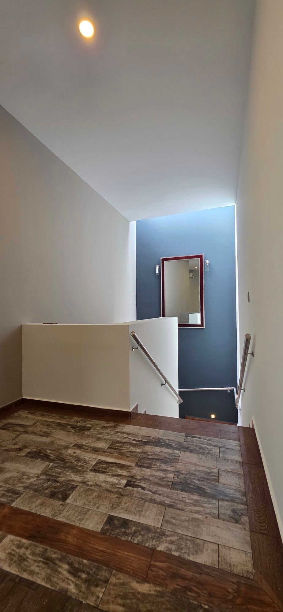 Escalera moderna con espejo y luz