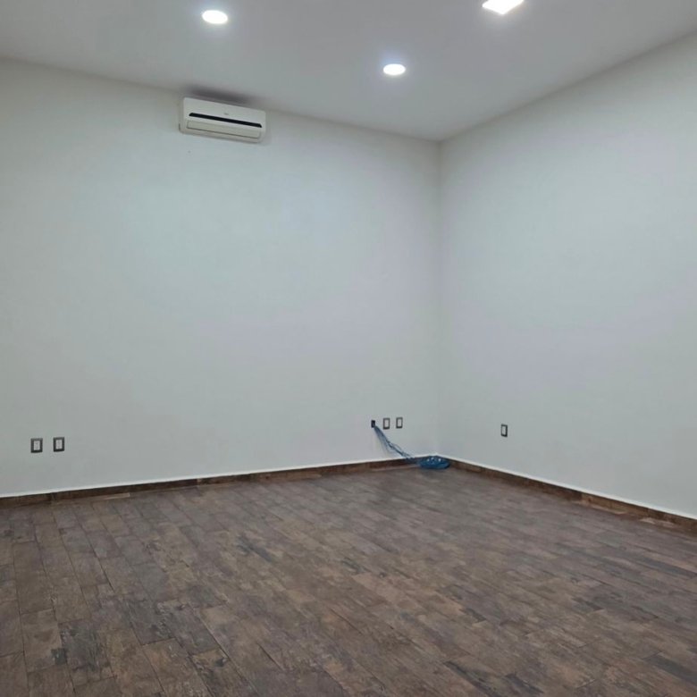 Sala vacía con piso de madera