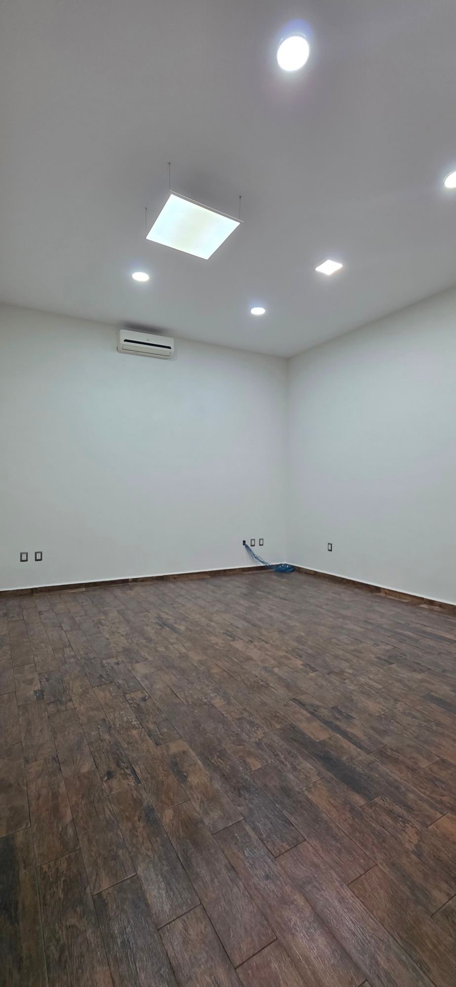 Sala vacía con piso de madera