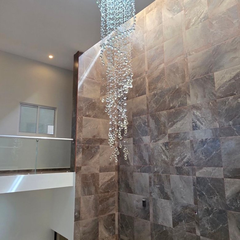 Lámpara elegante en pared de piedra