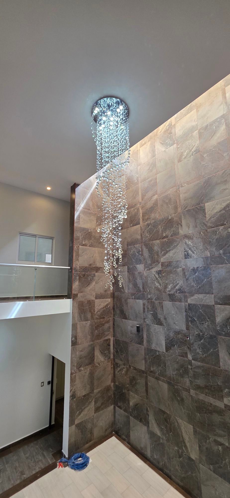 Lámpara elegante en pared de piedra