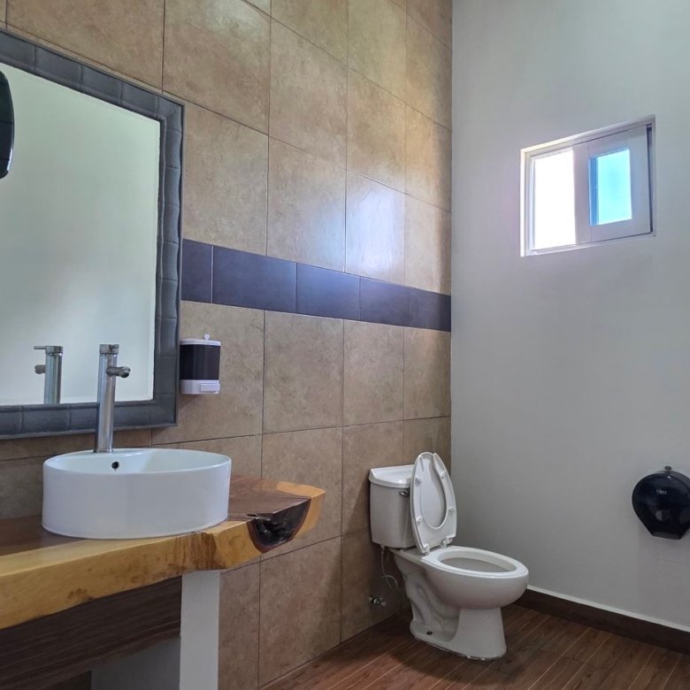 Baño moderno con azulejos y lavabo.
