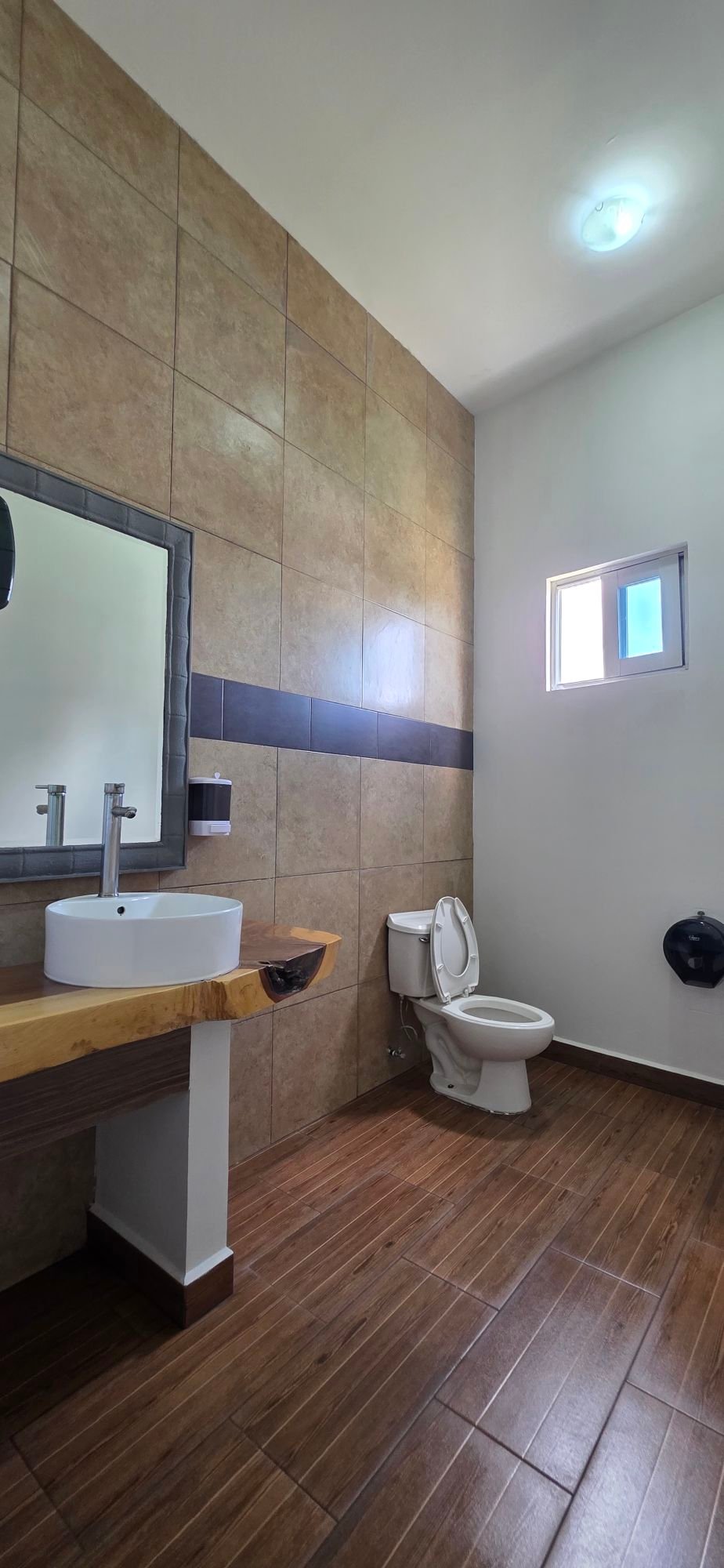 Baño moderno con azulejos y lavabo.